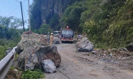 Nhiều hòn đá tảng rơi xuống đường quốc lộ. Ảnh: CL