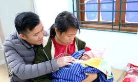 Cháu bé bỏ rơi được một gia đình cưu mang, nhận nuôi -Ảnh: TL