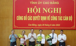 Những cán bộ được bổ nhiệm nhận hoa chúc mừng. Ảnh: CB