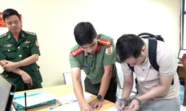 Đối tượng Vương Bình Bình (bìa phải). 