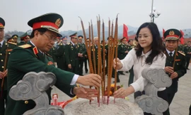 Tri ân những người giữ đất biên cương. Ảnh: Duy Chiến 