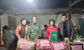 Trao quà cho hộ nghèo ở Bằng Hữu. Ảnh: Duy Chiến