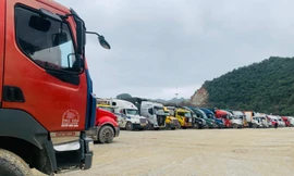 Với hai phương thức giao nhận hàng mới, hy vọng trong một vài tuần, số lượng khoảng trên 1600 phương tiện đang tồn, ứ tại cửa khẩu Lạng Sơn sẽ được giải quyết -Ảnh: Duy Chiến 