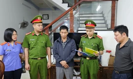 Khởi tố bị can đối với các đối tượng làm giả giấy tờ.