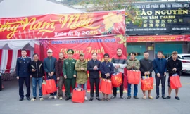 Lái xe ở cửa khẩu Tân Thanh nhận quà tết. 