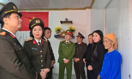 Các hộ nghèo ở huyện Lộc Bình nhận biểu trưng ngôi nhà mới (ảnh: Duy Chiến)