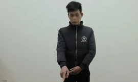 Đối tượng Luận cùng tang vật. 