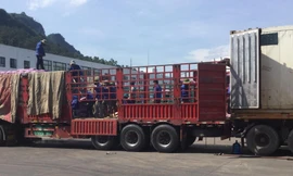 Khi thí điểm những xuất nhập hàng, công tác san tải nông sản từ xe Việt Nam sang xe Trung Quốc gặp nhiều khó khăn, bất cập. Ảnh: Duy Chiến 