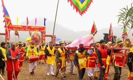 Màn rước Tàng thinh và Mặt nguyệt trong lễ hội Ná Nhèm. 