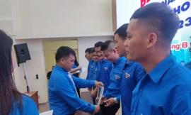 Trao giấy chứng nhận tập huấn nghiệp vụ Đoàn. Ảnh: Duy Chiến 