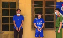 Hai đối tượng Nhanh và Hậu tại cơ quan công an -Ảnh: A. Khoa 