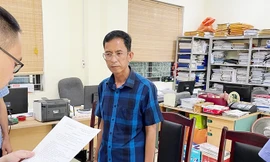 Ông Nông Văn Cán nghe lệnh khởi tố. (ảnh: CB)