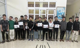 Các đối tượng tại cơ quan công an. Ảnh: CB