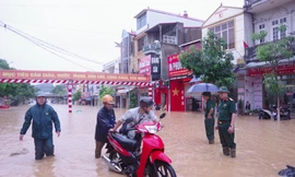 Nhiều đoạn đường ở trung tâm thành phố Lạng Sơn biến thành sông. Ảnh: D.N