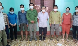 Các đối tượng đánh bạc tại cơ quan công an -Ảnh: TL