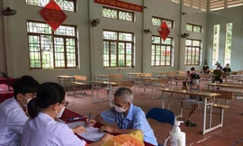 Ngành y tế huyện Bình Gia xét nghiệm và làm thủ tục cho công dân hoàn thành thòi gian cách ly ỏ địa phương .Ảnh: TL