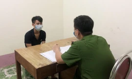 Đối tượng Tuấn (bìa trái) tại cơ quan công an .Ảnh: TL