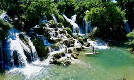 Thác 7 tầng ở Bản Sầm có chỗ nước sâu, đá rêu trơn trượt rất nguy hiểm -Ảnh: TL