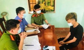 Đối tượng Lại Quốc Dũng (bìa phải) nhận nhận hành vi chiếm đoạt tài sản -Ảnh: A.K