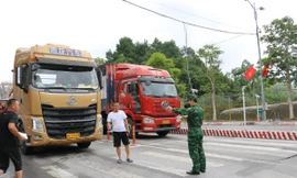 Điều tiết phương tiện chở hàng qua biên giới Lạng Sơn. Ảnh: BP