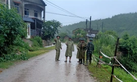 Khẩn trương sơ tán người dân ra khỏi vùng nguy hiểm. Ảnh: Duy Chiến 