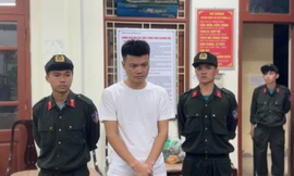 Đối tượng chủ mưu Nguyễn Văn Hậu (giữa) (ảnh: B,K)