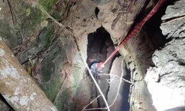 Lực lượng cứu hộ đã phải dùng dây để vào hang sâu trên 50 mét tìm kiếm nạn nhân -Ảnh: Duy Chiến 