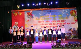 33 em thiếu nhi người dân tộc thiểu số Lạng Sơn vượt khó, học giỏi được tôn vinh, khen thưởng -Ảnh: Duy Chiến 