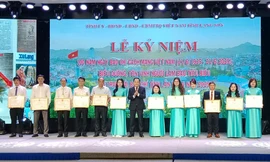 Phóng viên báo Tiền Phong và các đồng nghiệp nhận Bằng khen của Chủ tịch UBND tỉnh Lạng Sơn. Ảnh: Triệu Thành. 