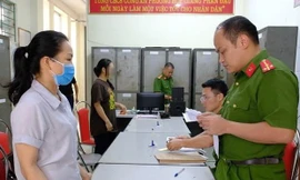 Bà Lê Thị Hồng Thủy (bìa trái) nghe Lệnh khởi tố, bắt tạm giam để điều tra về hành vi " mua bán trái phép hóa đơn, chứng từ" -Ảnh: TL