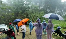 Huy động tình nguyện tìm kiếm người phụ nữ mất tích. Ảnh: Duy Chiến 