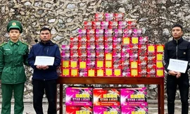 Hai đối tượng buôn pháo cùng tang vật -Ảnh: TL