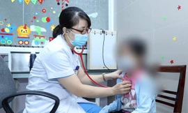 Bệnh nhi 13 tuổi phải vào viện điều trị vì uống thuốc giảm cân. Ảnh: LS