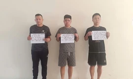 Các đối tượng tổ chức đánh bạc tại cơ quan công an. Ảnh: H. M