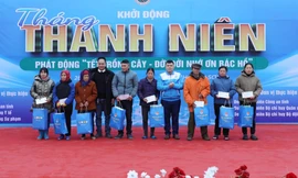 Tặng quà cho hộ nghèo Lạng Sơn. Ảnh: Duy Chiến 