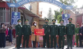Thầy cô giáo, học sinh và đồng bào các dân tộc thiểu số ở biên giới nhận quà hỗ trợ của các lực lượng công tác tại cửa khẩu Chi Ma. Ảnh: Duy Chiến