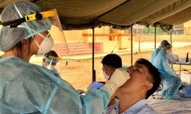 Ngành chức năng tỉnh Lạng Sơn tiến hành khám xàng lọc những người có liên quan đến bệnh nhân dương tính với COVID-19 .Ảnh: Duy Chiến 