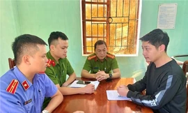 Đối tượng Vương Đình Trung (bìa phải) -Ảnh: TL