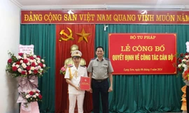 Tân cục trưởng Thi hành án dân sự Lạng Sơn nhận quyết định bổ nhiệm.