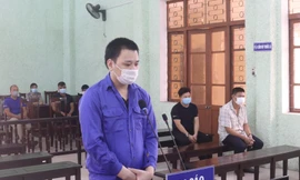 Bị cáo Tường ra tòa lĩnh án .Ảnh: T. Tuệ