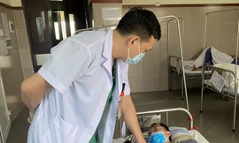 Bệnh nhân đang được cấp cứu tại bệnh viện. Ảnh: ĐK