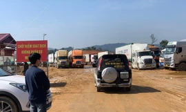 Do phía Trung Quốc vẫn siết chặt kiểm soát bệnh dịch nên ở các cửa khẩu Lạng Sơn hiện vẫn còn trên 2000 phương tiện tồn, ứ -Ảnh: Duy Chiến 