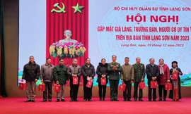 Tôn vinh các già làng, trưởng bản. Ảnh: Duy Chiến 