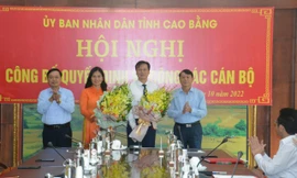 Lãnh đạo tỉnh Cao Bằng tặng hoa chúc mừng tân Phó giám đốc Sở tài chính và Sở kế hoạch- Đầu tư -Ảnh: CB