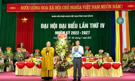Đại hội đại biểu Phật giáo Việt Nam tỉnh Cao Bằng nhận lẵng hoa chúc mừng của lãnh đạo tỉnh Cao Bằng -Ảnh: TL