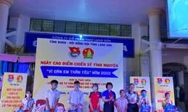 Tỉnh đoàn- Hội đồng Đội và nhà tài trợ tặng quà cho thiếu nhi nghèo, vượt khó ở thành phố Lạng Sơn -Ảnh: Duy Chiến 