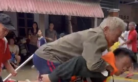 Cụ ông gặp nạn được chiến sỹ Công an Lạng Sơn cứu trợ kịp thời.