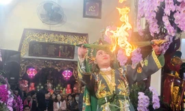 Hàng chục thanh đồng trình diễn nghi lễ hầu đồng