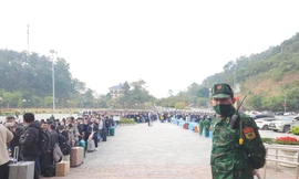 Dòng người xuất cảnh qua cửa khẩu Hữu Nghị ngày một đông -Ảnh: Duy Chiến 