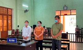 Ba bị cáo Công ty CP Thương mại tổng hợp Hạ Lang ra tòa lĩnh án .Ảnh: CB